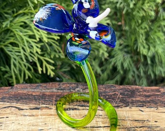 Niebieski szklany kwiat orchidei – dmuchana szklana figurka orchidei – artystyczna szklana rzeźba kwiatowa – elegancki kwiatowy prezent dla mamy – ozdoba do wystroju domu