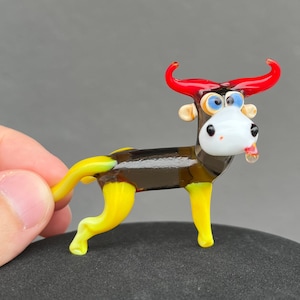 Glass Cow Figurine – Blown Glass Cow Sculpture – Miniature Yellow Bull – Collectible Farm Animal Statue – Small Paperweight Cow Gift Decor