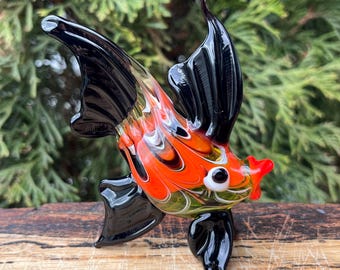 100 mini statuette colorate in miniatura lucide a forma di pesce rosso