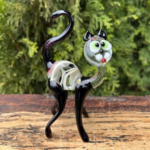 Black Glass Cat Figurine - Handcrafted Art Glass Cat Sculpture - Murano-Inspired Collectible Cat - Cute Glass Animal Miniature for Cat Lover