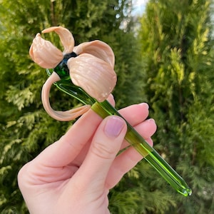 Witglazen irisbloembeeldje – Geblazen glazen bloemsculptuur, handgemaakte kunstglasiris, bloemenornament met lange steel, uniek cadeau voor moeder