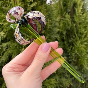 Figura de flor de iris de vidrio morado: escultura de iris de vidrio soplado, flor artística de tallo largo, decoración de iris para jardín de Murano, adorno floral para jardín.