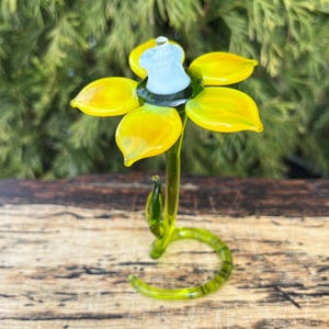 Yellow Glass Narcissus Figurine – Blown Glass Flower Sculpture – Murano Art Glass Daffodil – Gift for Mom – Spring Floral Home Decoration