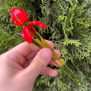 Figura de flor de iris de cristal rojo – Escultura de vidrio soplado – Adorno floral estilo Murano – Decoración artística en vidrio – Regalo único para amantes de las flores