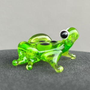 Miniature Glass Frog Figurine – Blown Murano Style Frog Statue – Micro Glass Frog for Dollhouse – Small Frog Sculpture Decoration Gift
