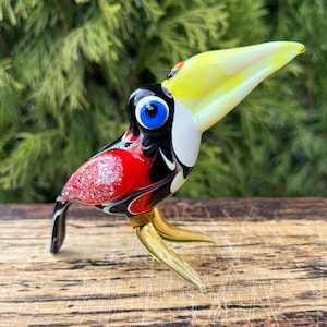 Glass Toucan Figurine – Blown Glass Bird Sculpture – Handcrafted Glass Animal Collectible – Tropical Bird Home Decor – Gift for Bird Lovers