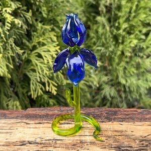 Blue Glass Iris Flower Figurine – Hand Blown Art Glass Iris Sculpture – Murano Floral Decor – Garden Flower Ornament – Gift for Flower Lover