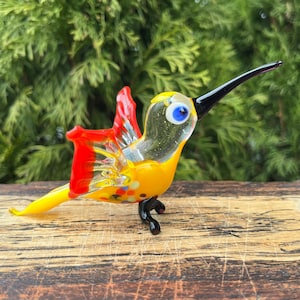 Glass Hummingbird Figurines Collectible Bird Ornament Hummingbird Birds in Glass Decorative Desk Sculpture Hand Blown Glass Statue for Home