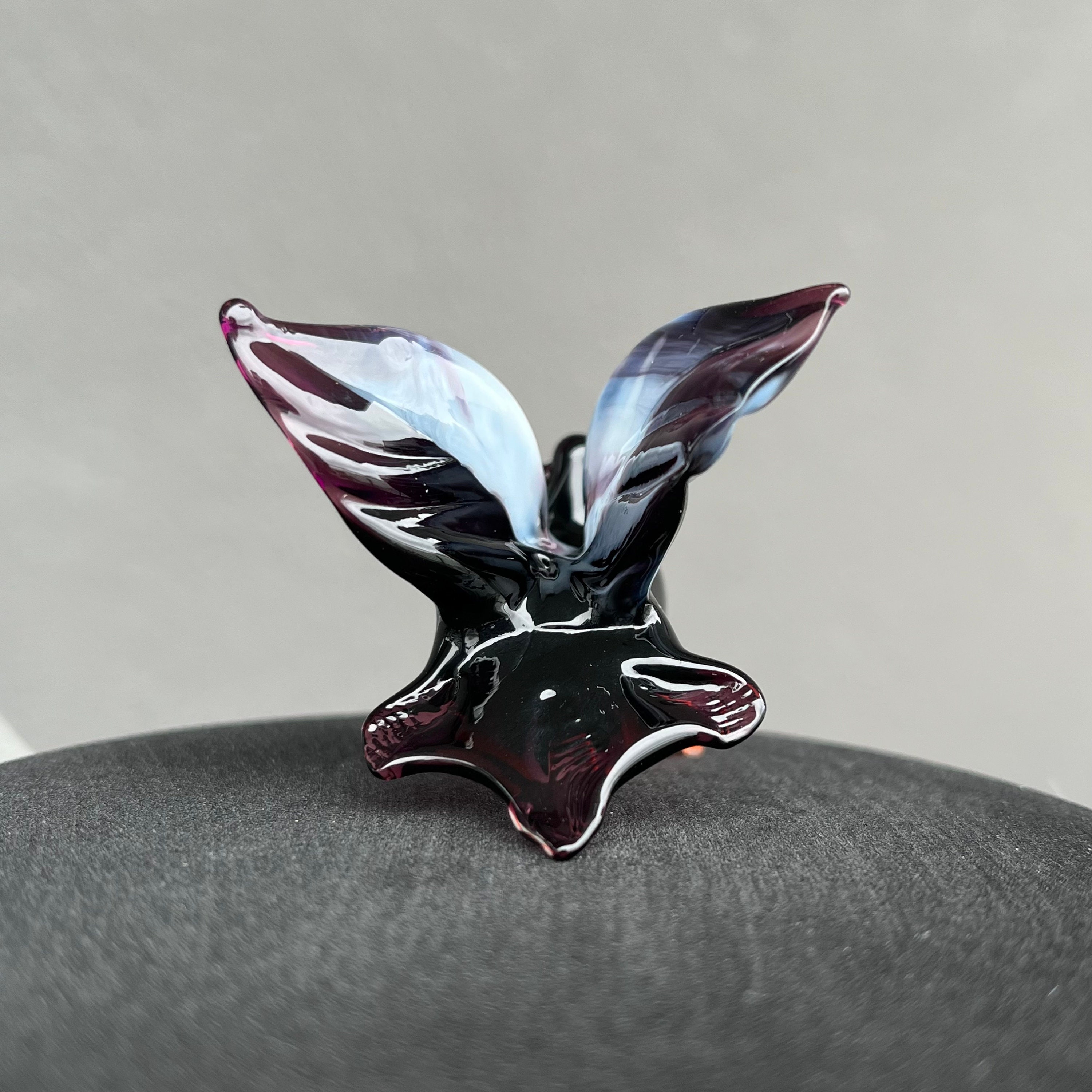 紫色のガラス製鳩の置物 – 手吹きムラーノスタイルの鳩 – アートガラス