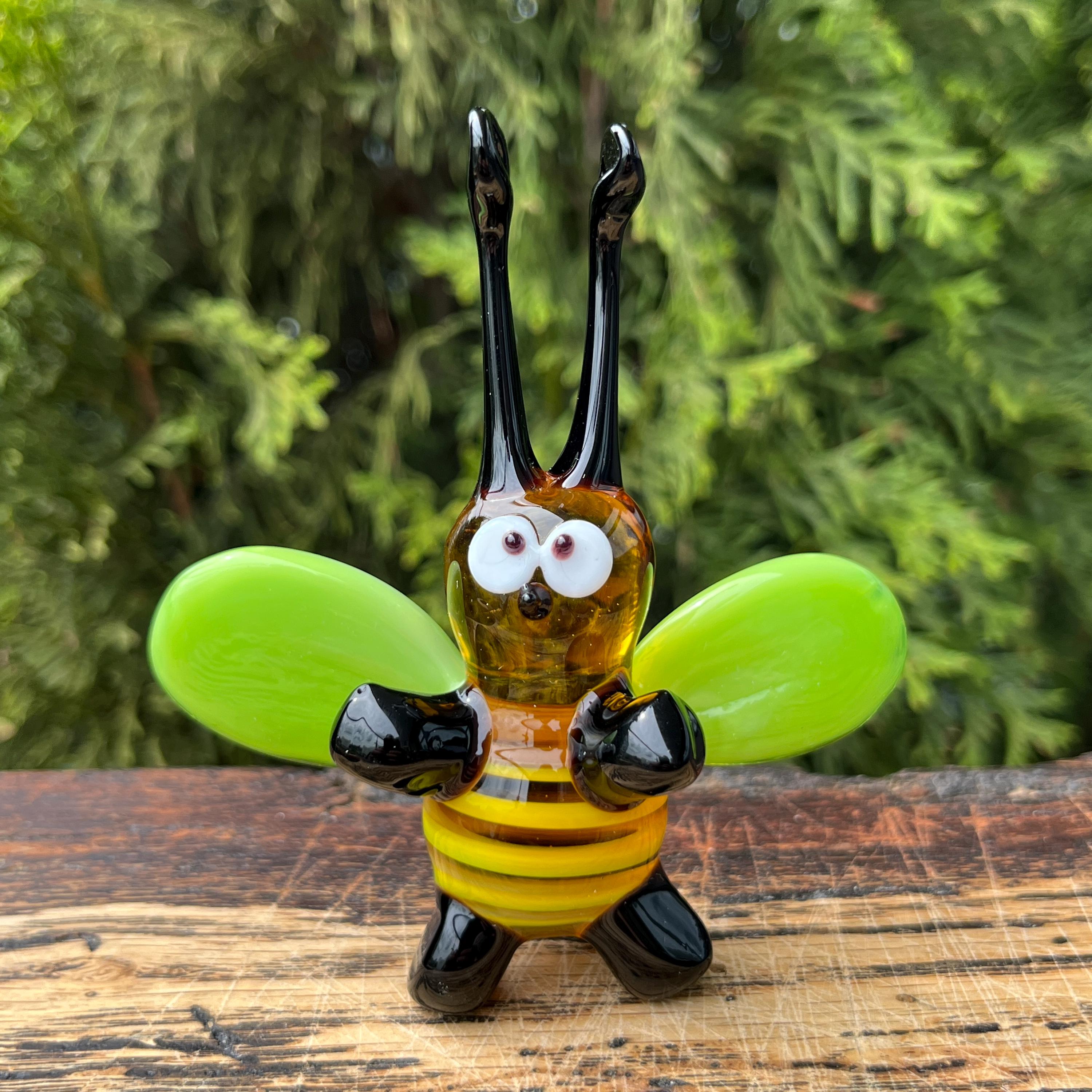 グリーンガラスの蜂の置物 - ミニチュア吹き蜂の彫刻 - 収集価値のある