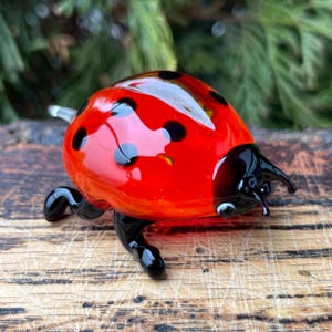 Figura de mariquita de cristal rojo – Escultura de mariquita soplada a mano – Decoración de insectos – Idea de regalo de la suerte