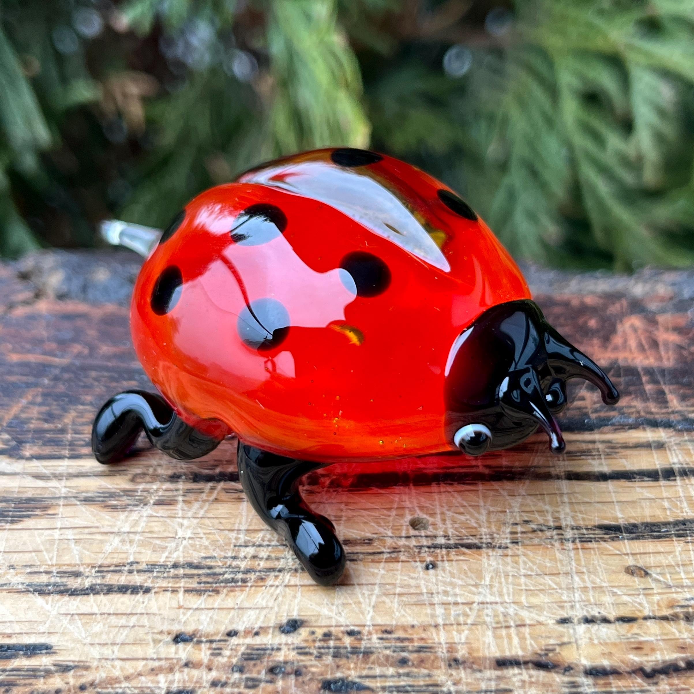 赤いガラスのてんとう虫の置物、2.2インチのミニチュア手吹きアート