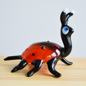 Figura de mariquita de cristal – Escultura de mariquita de cristal soplado – Pequeño insecto de Murano – Regalo de bicho de cristal en miniatura – Pequeño animal coleccionable para mamá