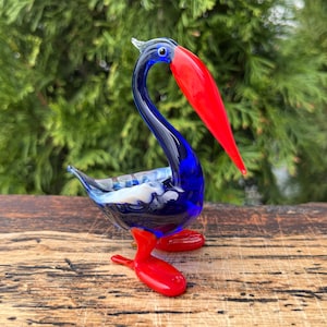 Figura de pelícano de vidrio azul – Escultura de pájaro de vidrio soplado – Estatua de pelícano estilo Murano – Pájaro coleccionable – Idea para regalo o adorno navideño