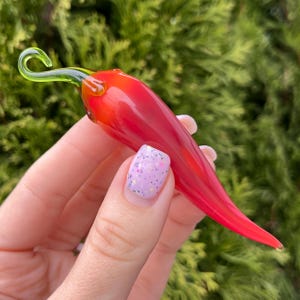 Glass Chili Pepper Figurine – Hand Blown Pepper Sculpture – Fused Glass Vegetable Ornament – Miniature Chili Gift – Kitchen Decor – Dad Gift