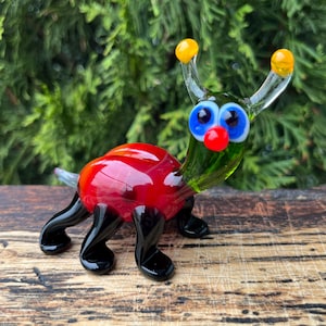 Figura de mariquita de cristal rojo – Escultura de insecto de cristal soplado – Mariquita miniatura de Murano – Insecto coleccionable – Idea de regalo para un animalito