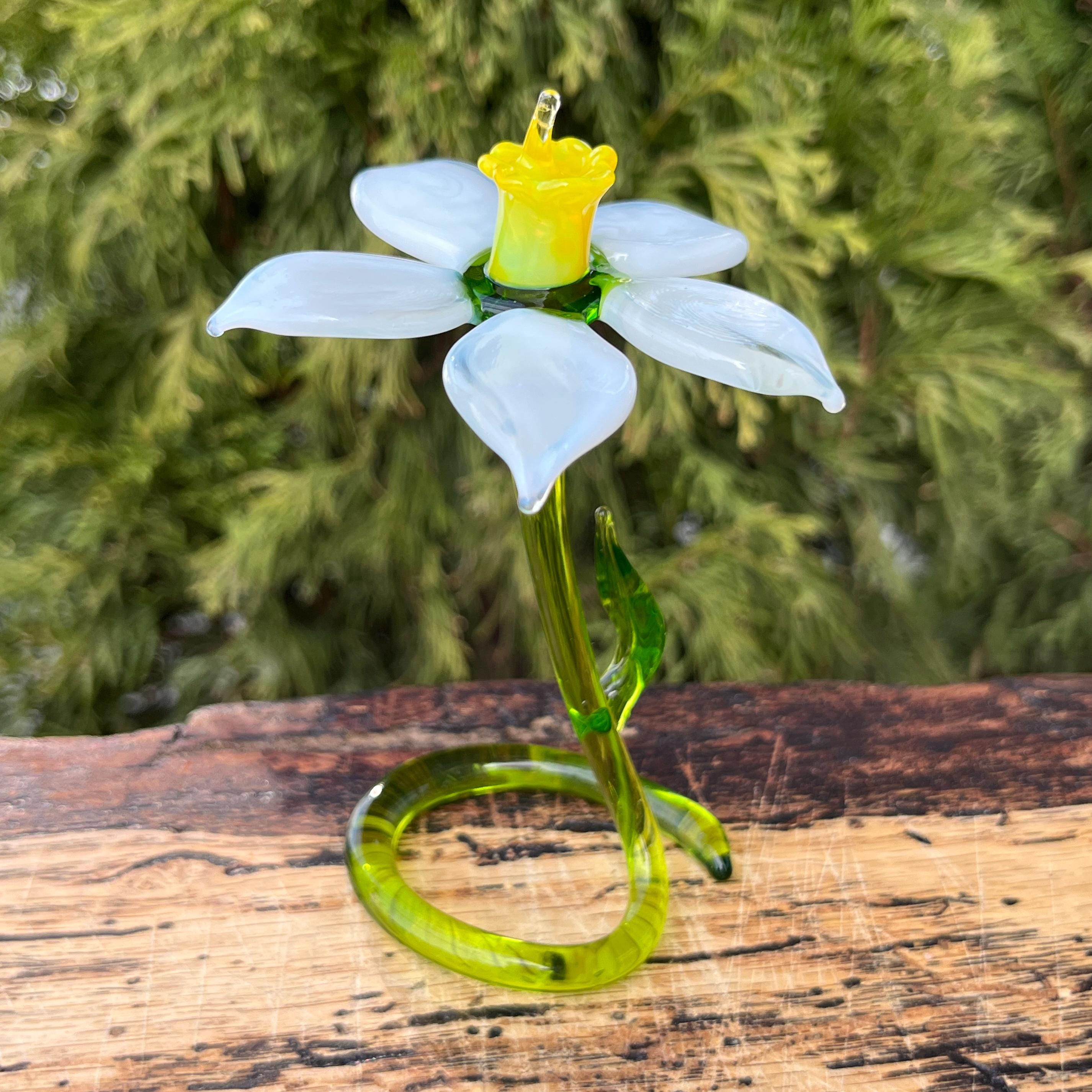 白いガラスの水仙の花の置物：机の上の花の彫刻 - Etsy 日本