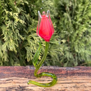 Red Glass Tulip Flower Figurine – 4.5” Blown Glass Tulip Sculpture – Handmade Tulip Ornament – Art Glass Flower Decor – Gift for Mom or Her