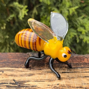 Yellow Glass Bee Figurine – Miniature Bumble Bee Sculpture, Murano Art Glass Collectible, Cute Bee Gift, Insect Decor for Garden & Home