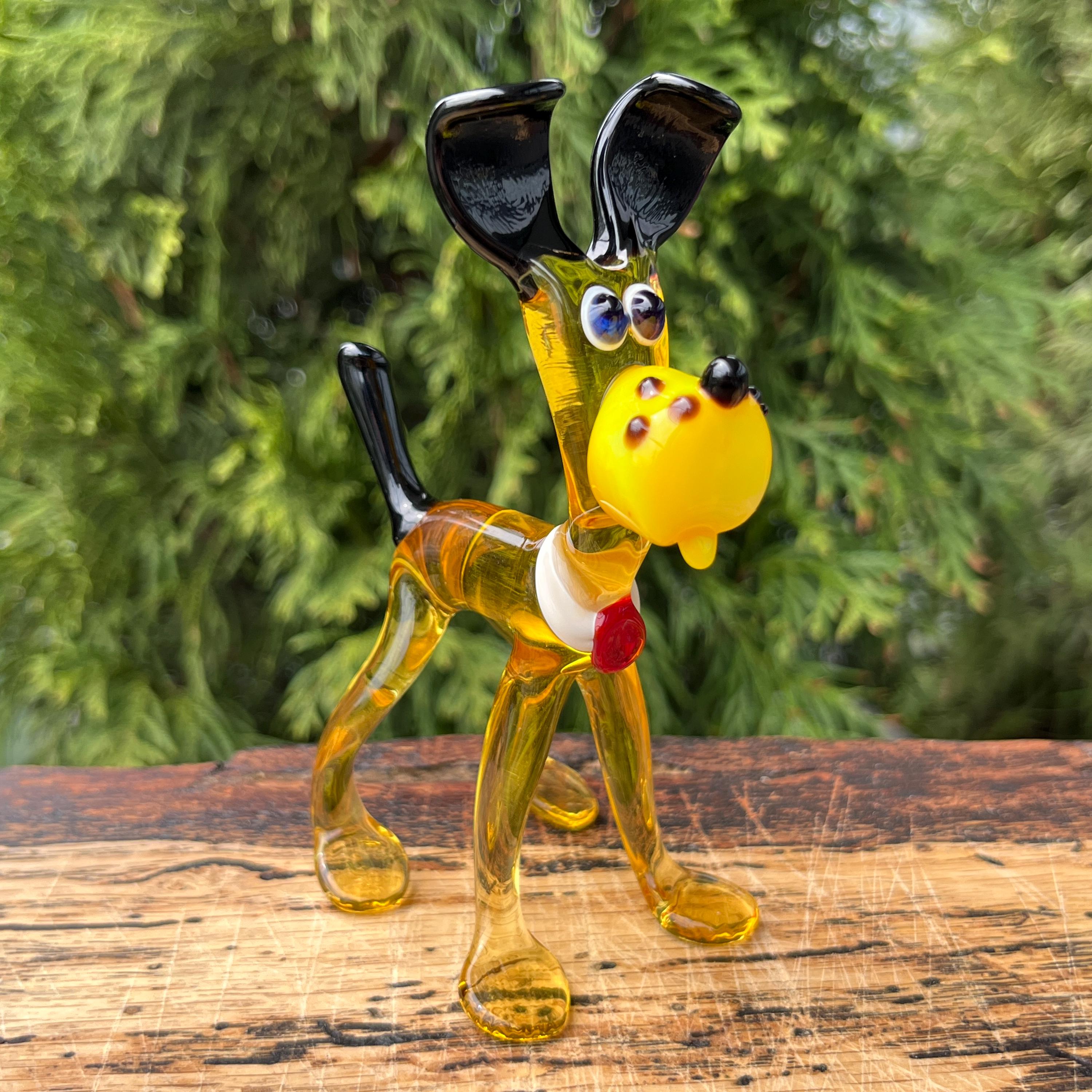 Cagnolino Seduto Decorativo Giallo/Rosso: Porta Un Sorriso In Casa Con Questa Statuetta Moderna! Un Simpatico Cane In Poliresina Laccata, Dipinto A Mano Con Colori Vivaci. Perfetto Per La Libreria, Il Camino O Come Regalo Originale. Dimensioni: 27x27x28 Cm.