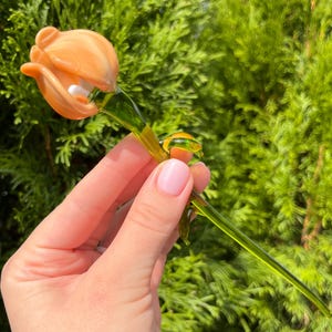 Beige Glass Tulip Flower Figurine – Blown Glass Tulip Sculpture – Art Glass Floral Decor – Murano Style Garden Ornament – Flower Gift Idea