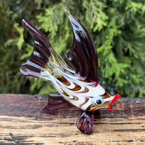 Figura de pez de cristal morado – Escultura de pez de cristal soplado – Miniatura de estilo Murano hecha a mano – Decoración de acuario – Regalo único para amantes de los peces