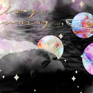 Pu&ograve; includere: Una donna con gli occhi chiusi &egrave; sdraiata su una superficie scura con una galassia ad acquerello sopra di lei. La galassia ha tre pianeti con anelli e stelle. Il testo "Always dreaming..." &egrave; scritto in caratteri dorati.