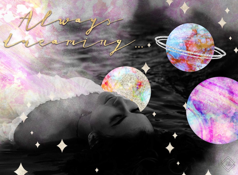 Pu&ograve; includere: Una donna con gli occhi chiusi &egrave; sdraiata su una superficie scura con una galassia ad acquerello sopra di lei. La galassia ha tre pianeti con anelli e stelle. Il testo "Always dreaming..." &egrave; scritto in caratteri dorati.