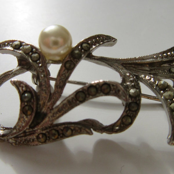 Vintage Accessories. Vintage Gift. Vintage Jewellery. Vintage Brooch. Vintage Marquisate and Pearl Brooch. Retro Silver Tone Pearl brooch