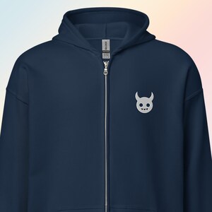 Bluza z kapturem Heavy Blend Zip | Dopasowanie unisex | Haftowana naszywka Little Devil | Rozpinana ciepła kurtka polarowa | Niebieski Czarny Szary | Zabawna Zabawa Flirty