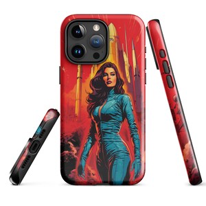 Puede incluir: Una funda de teléfono roja con una mujer con un mono azul de pie frente a un cohete. La funda tiene un recorte para el objetivo de la cámara.