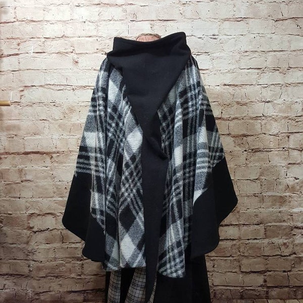 Short checkered cape with long pointed hood, cape checkered black gray, medieval cape, medieval, fantasy, role play, LARP, SCA, Scottish