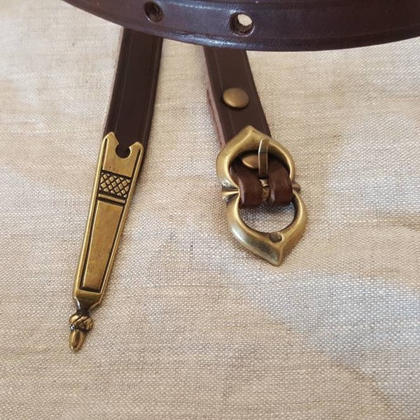 Ceinture médiévale en cuir de vache marron avec fermoir couleur laiton et rivet d'extrémité en métal moulé, longue longueur de ceinture, SCA, Larp, Fantasy