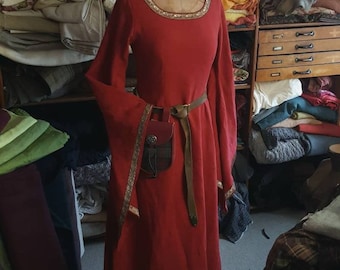 robe rouge en 100% lin avec bordure celtique et manches trompette, robe rouge médiévale, robe en lin, robe SCA, fantaisie, jeu de rôle