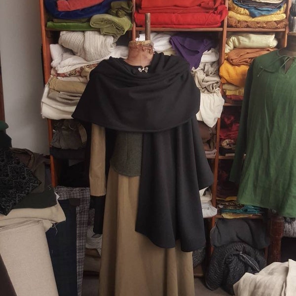 short medieval black cloak without hood, medieval cloak black, cloak fantasy, cloak larp, cloak viking, cloak SCA, cloak GOT