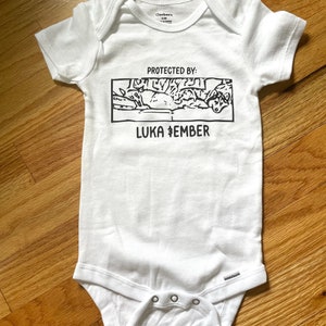 Personalisierter Hunde Body, Baby Outfit, Baby Geschenk, beschützt durch Shirt, Baby Shower Geschenk, individuelles Baby Geschenk, custom Dog Bodysuit, Hund Name Shirt