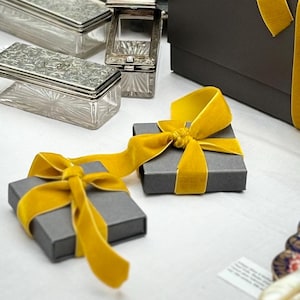 Caja de regalo para joyas con cinta de terciopelo amarillo dorado de primera calidad