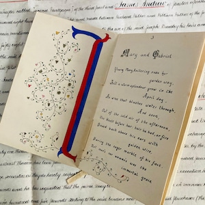 Vintage handgeschreven en handgetekend met zijde bedekt boek