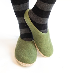Pantofole in feltro color verde muschio, grigio, marrone, verde in lana di pecora con suola in cuoio