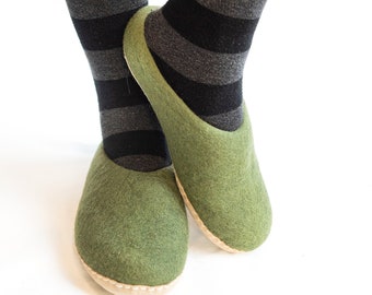 Slipper made of felt in moss green, gray, brown, green made of sheep's wool with leather sole