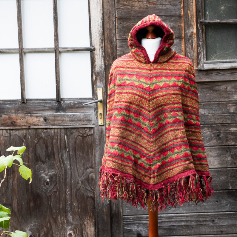 Poncho Lappland aus Wolle mit Kapuze, Rot, Grau Weiß, Schwarz, Braun, Blau, Schafwolle Rot/Grün