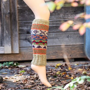 Colorful leg warmers made of sheep's wool lined with fleece, patterned, green, orange Lindgrün-Beige