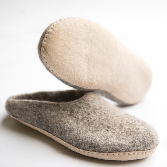 Pantoffel aus Filz in grau aus Schafwolle mit Leder Sohle, Puschen, Filzpantoffel Pantoffel aus Filz in grau aus Schafwolle mit Leder Sohle, Puschen, Filzpantoffel