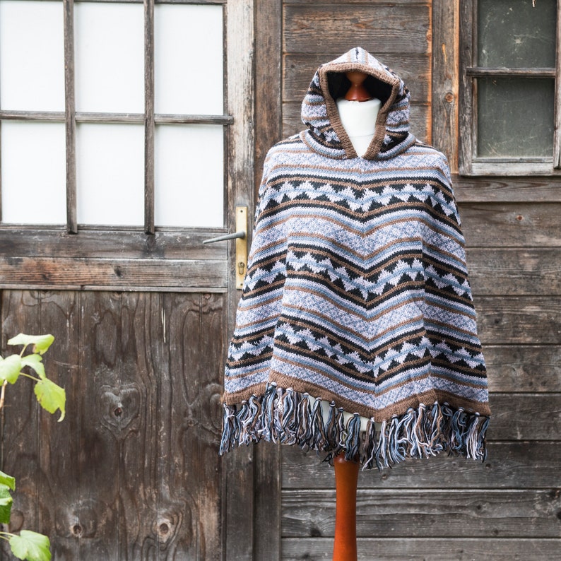 Poncho Lappland aus Wolle mit Kapuze, Rot, Grau Weiß, Schwarz, Braun, Blau, Schafwolle Braun/Flieder