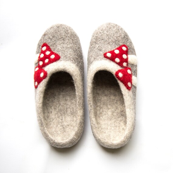 Pantoffel aus Filz mit Fliegenpilz Motiv aus Schafwolle und Leder Sohle Pantoffel aus Filz mit Fliegenpilz Motiv aus Schafwolle und Leder Sohle