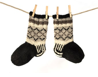 Handgestrickte Socken mit Wickinger Muster aus Schafwolle