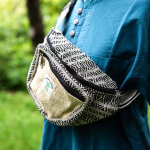 Geräumige Gürteltasche in verschiedenen Farben, aus Hanf und Baumwolle