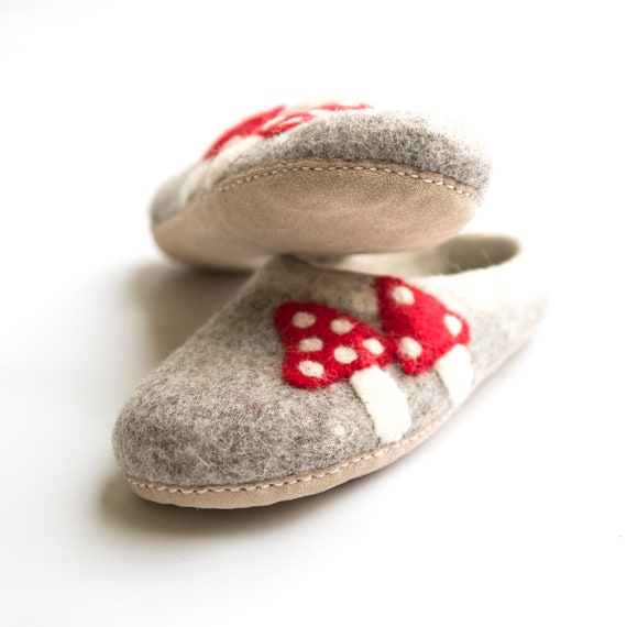 Pantoffel aus Filz mit Fliegenpilz Motiv aus Schafwolle und Leder Sohle Pantoffel aus Filz mit Fliegenpilz Motiv aus Schafwolle und Leder Sohle