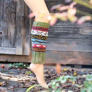 Colorful leg warmers made of sheep's wool lined with fleece, patterned, green, orange Lindgrün-Weiß