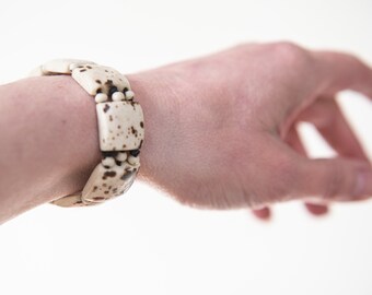 Stretchi Armband aus Resin in Weiß mit braunen sprenkeln, gesprenkelt